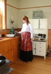 Laurel Half Apron
