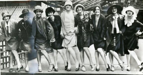 flapper clothing in the 1920's