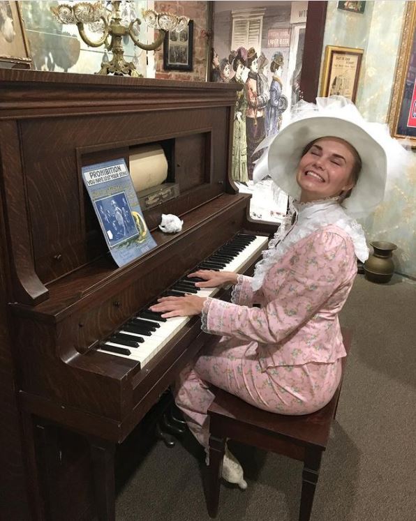 Woman-playing-piano-Prohibition-Museum