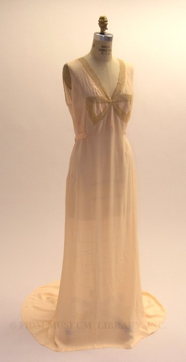 One hundred years of nightgowns: from the Victorian era to the 1950s 