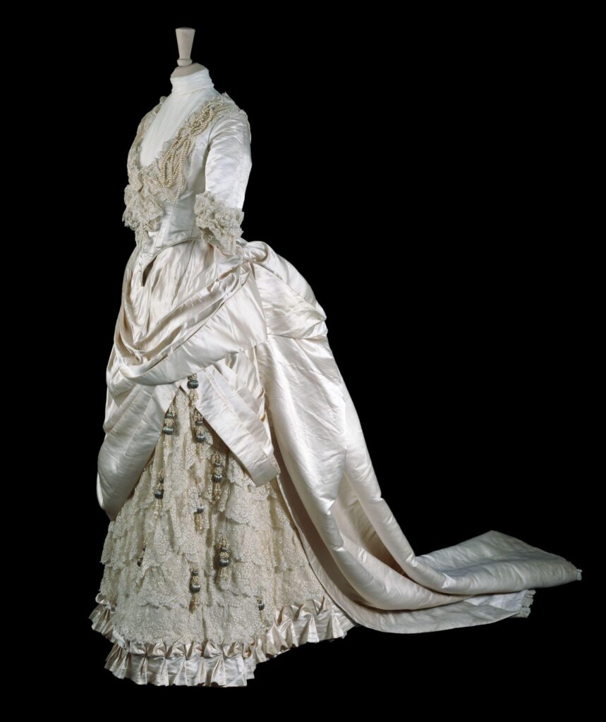 Did Queen Victoria turn Victorian Wedding Dresses White